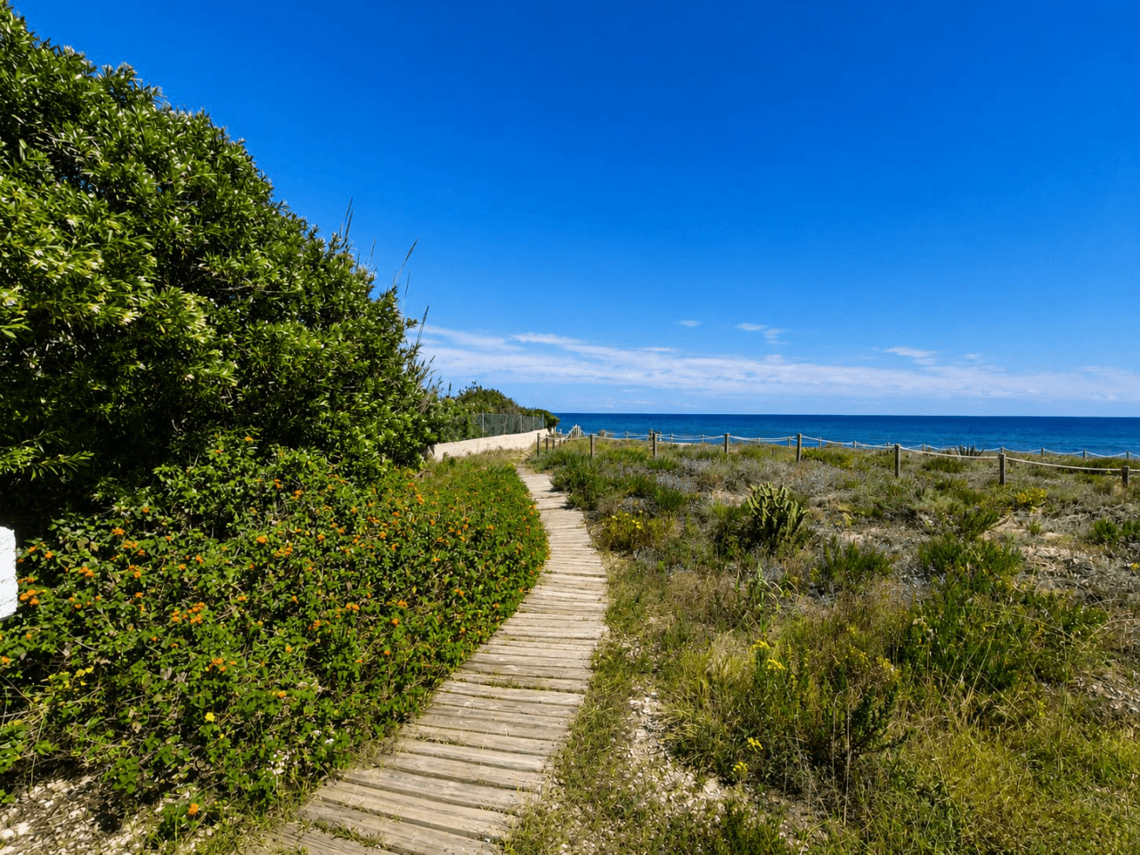 Beachfront apartment in Denia, Les Devesses.