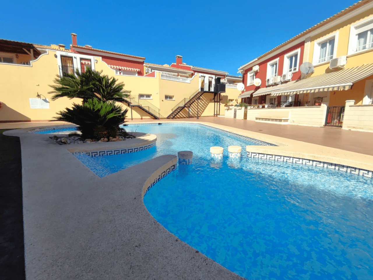 Semi-detached with 3 bedrooms, private garden, and community pool, Els Poblets.