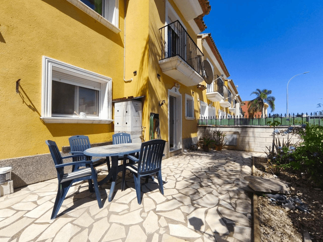 Semi-detached with 3 bedrooms, private garden, and community pool, Els Poblets.