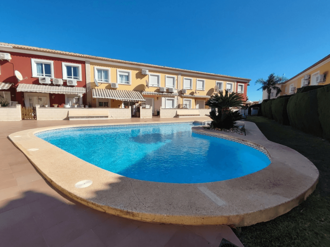 Semi-detached with 3 bedrooms, private garden, and community pool, Els Poblets.